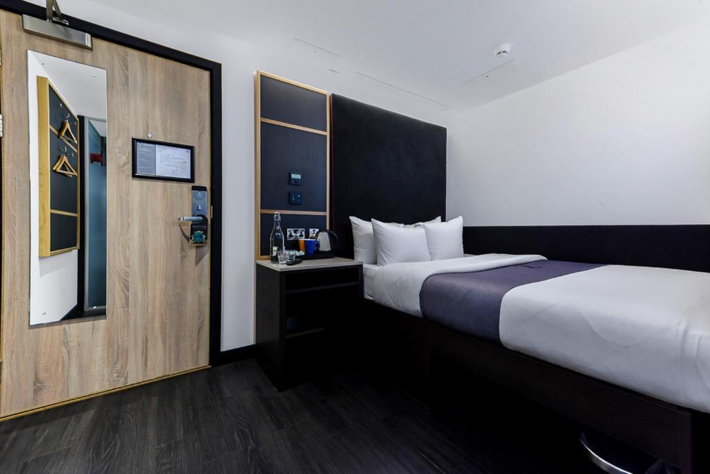 Postel nebo postele na pokoji v ubytování The Z Hotel Leicester Square