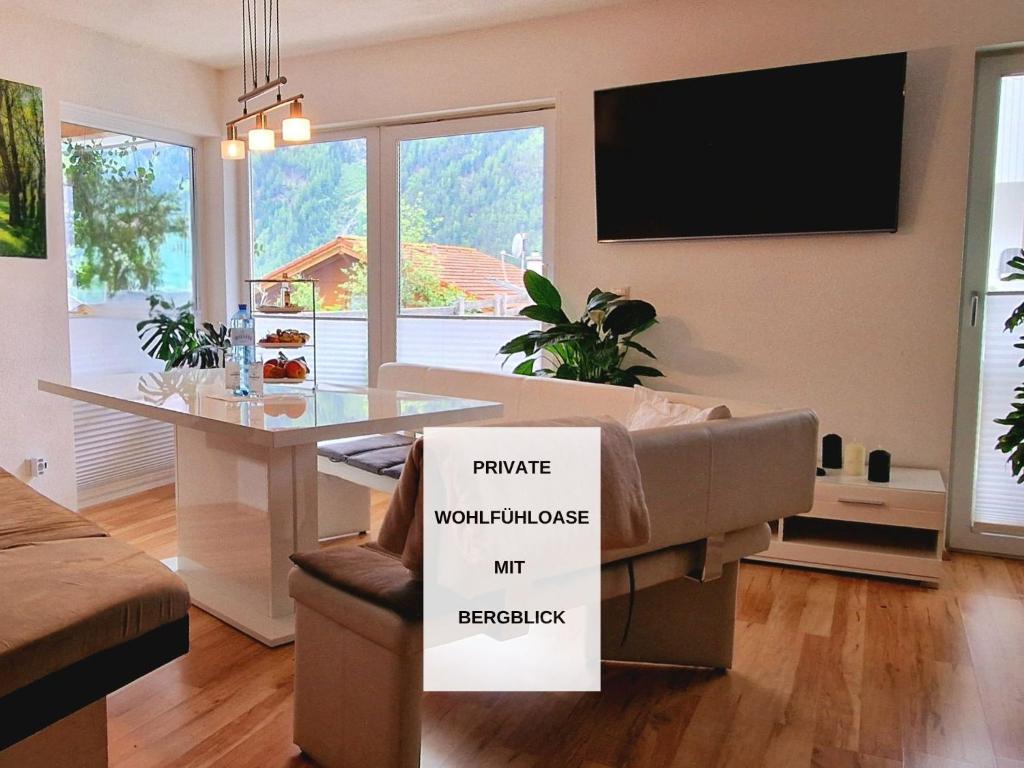 Televízia a/alebo spoločenská miestnosť v ubytovaní Elke`s Ötztal Apartments - Nahe Therme, herzlich, stilvoll, aussichtsreich