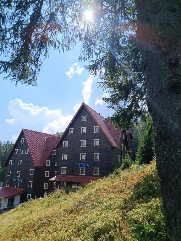 ein großes Gebäude auf einem Hügel in der Unterkunft Маріна Драгобрат in Drahobrat