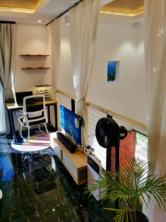 TV a/nebo společenská místnost v ubytování Mt Kanlaon View in a Modern Loft Farmhouse