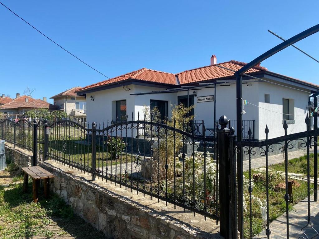 Το κτήριο όπου στεγάζεται  η παραθεριστική κατοικία