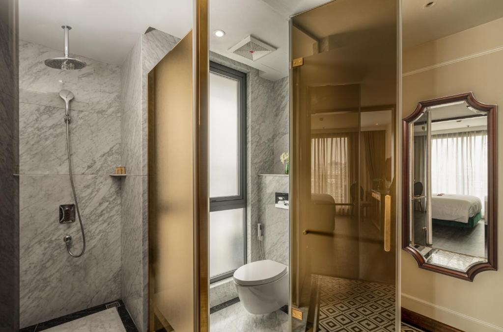 Phòng Suite Có Sân Hiên Nhìn Ra Thành Phố