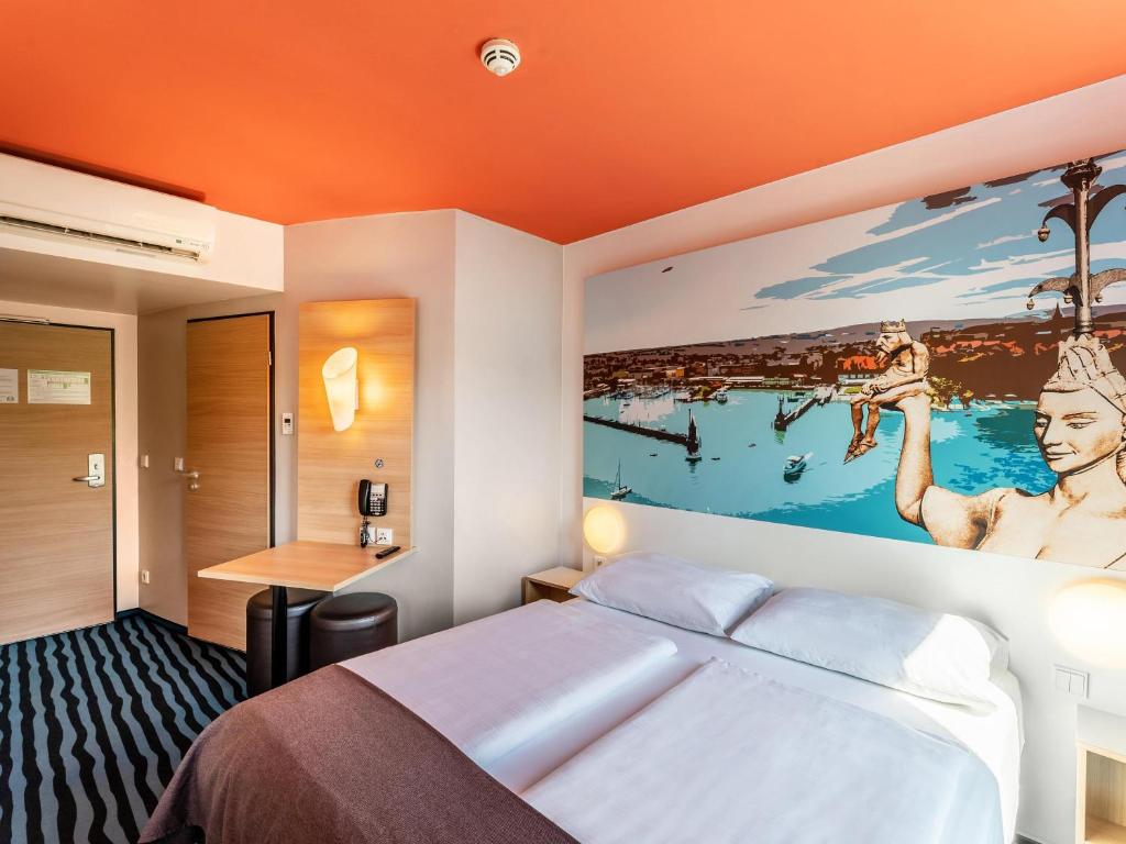 Postel nebo postele na pokoji v ubytování B&B Hotel Konstanz