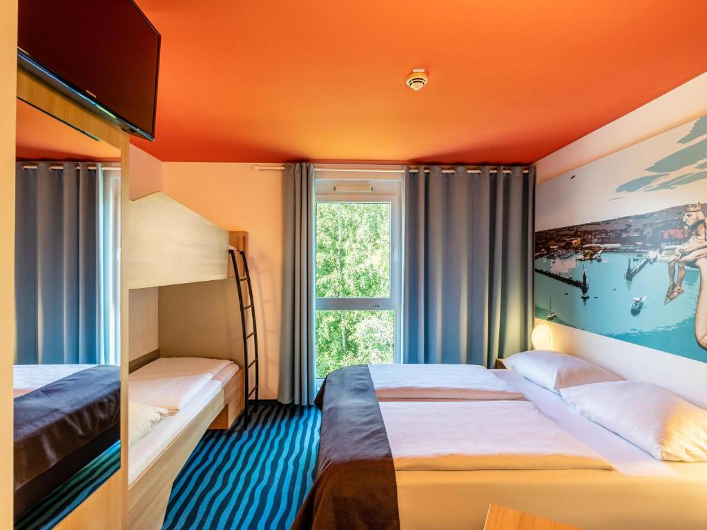 Postel nebo postele na pokoji v ubytování B&B Hotel Konstanz