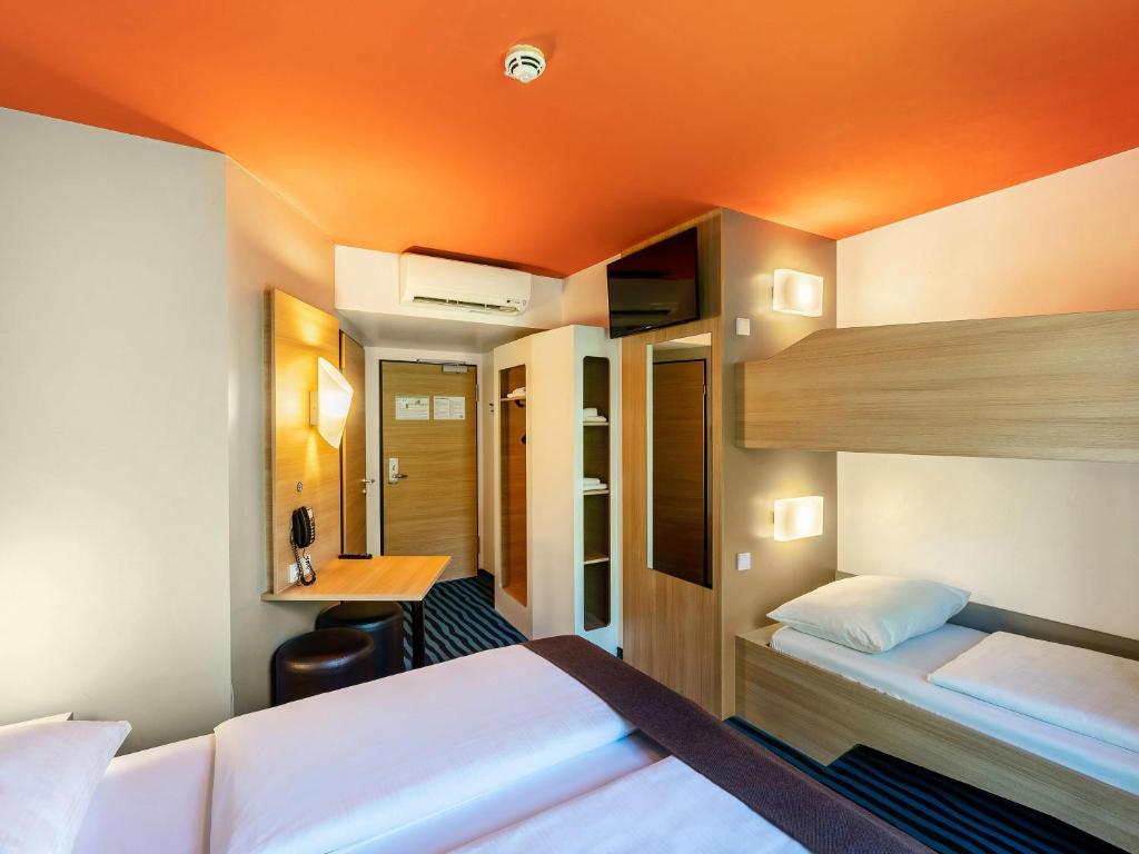 Postel nebo postele na pokoji v ubytování B&B Hotel Konstanz