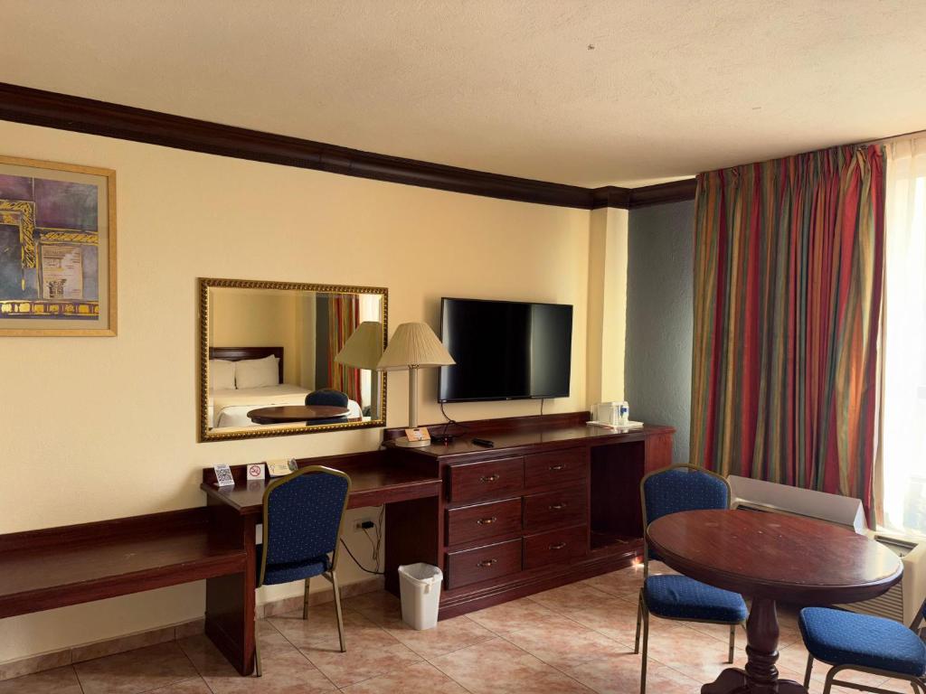 TV a/nebo společenská místnost v ubytování FLORENCIA PLAZA HOTEL