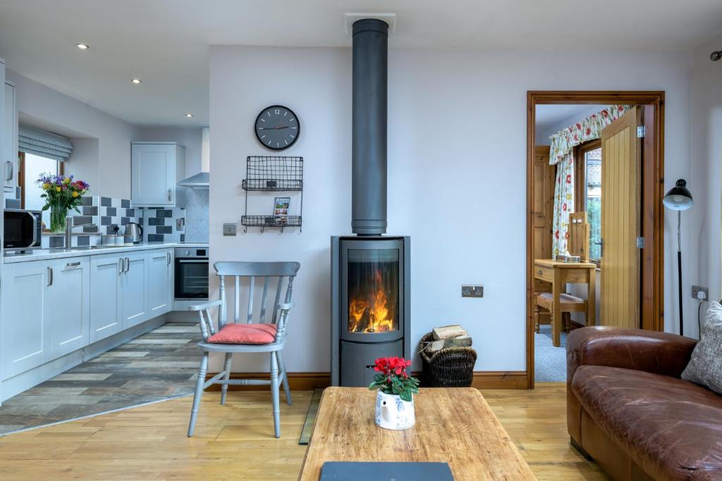 ein Wohnzimmer mit Kamin und Couch in der Unterkunft Yew Cottage in Boston