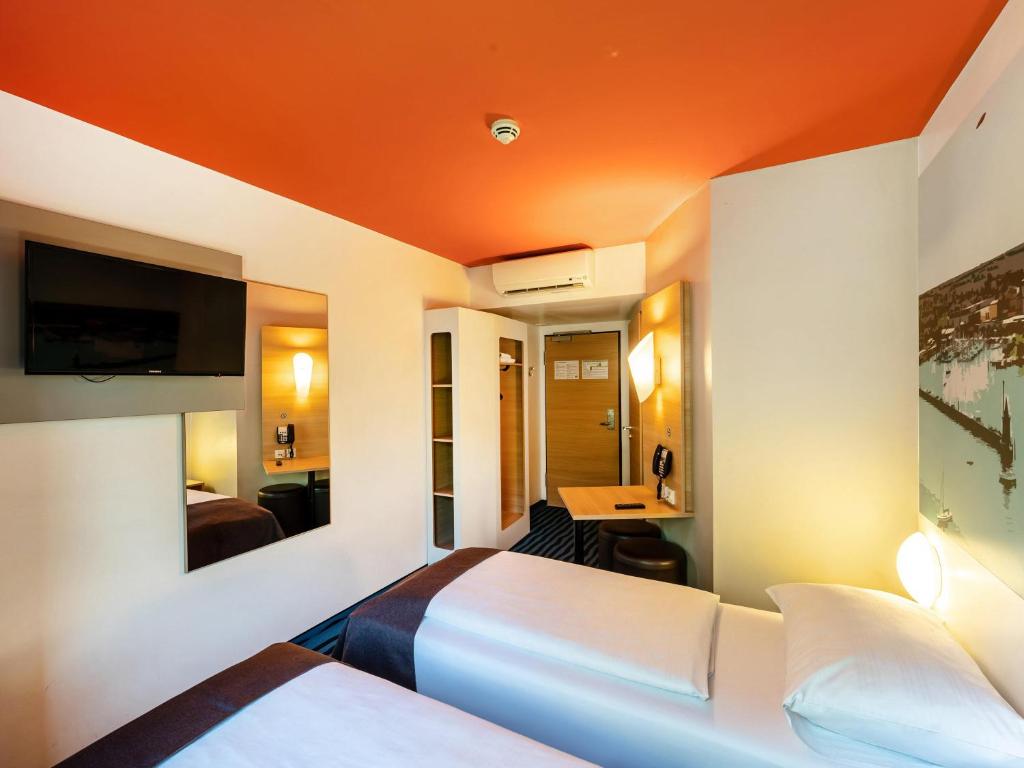 Postel nebo postele na pokoji v ubytování B&B Hotel Konstanz
