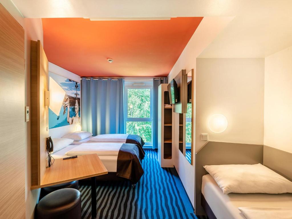 Postel nebo postele na pokoji v ubytování B&B Hotel Konstanz