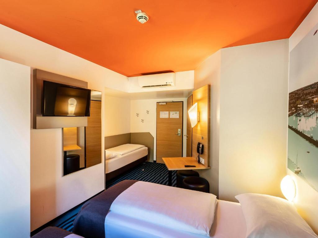 Postel nebo postele na pokoji v ubytování B&B Hotel Konstanz