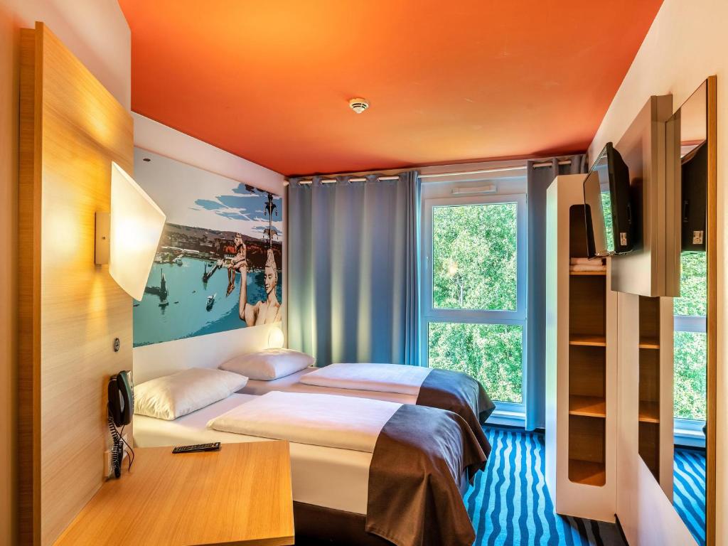 Postel nebo postele na pokoji v ubytování B&B Hotel Konstanz