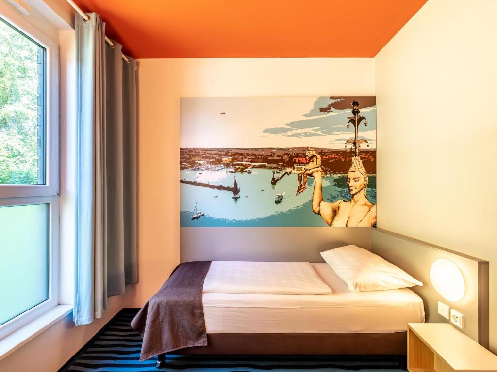 Postel nebo postele na pokoji v ubytování B&B Hotel Konstanz