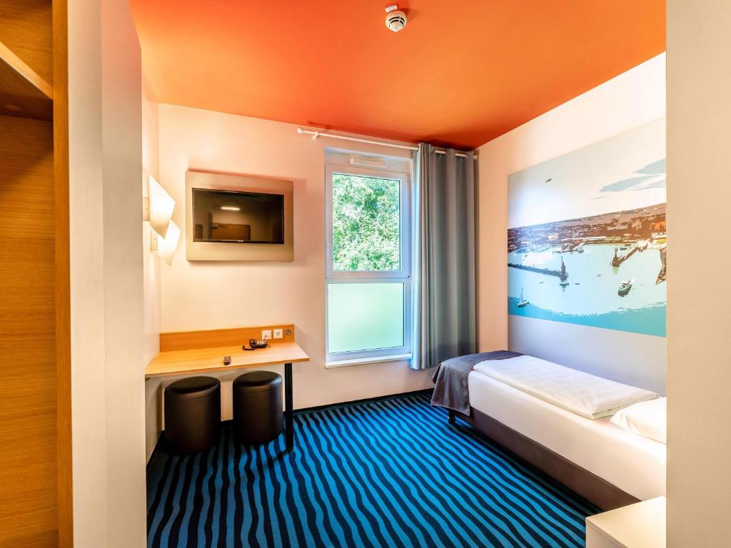 Postel nebo postele na pokoji v ubytování B&B Hotel Konstanz