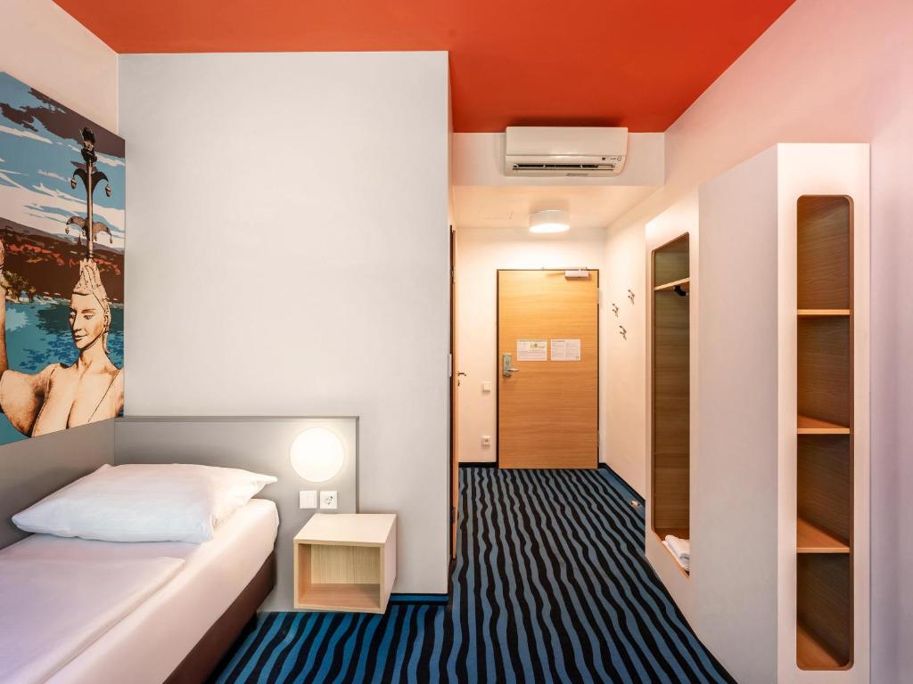 Postel nebo postele na pokoji v ubytování B&B Hotel Konstanz