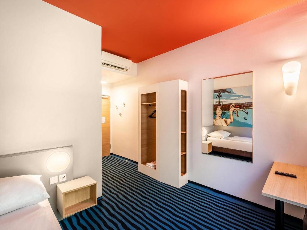 Postel nebo postele na pokoji v ubytování B&B Hotel Konstanz