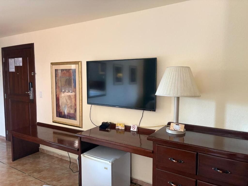 TV a/nebo společenská místnost v ubytování FLORENCIA PLAZA HOTEL