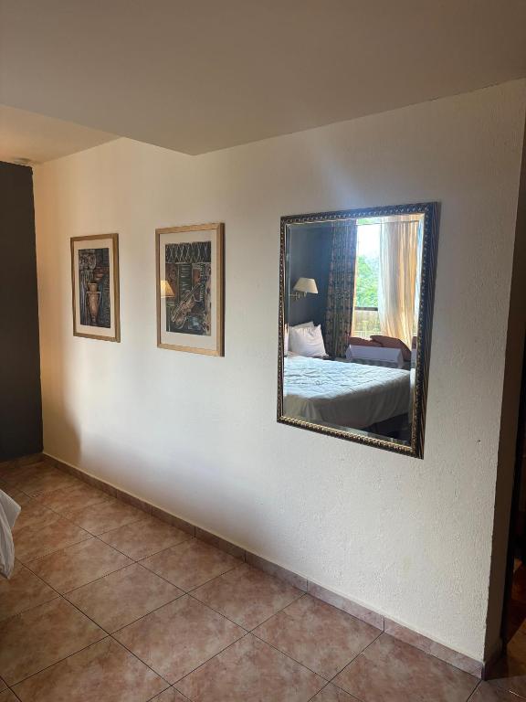TV a/nebo společenská místnost v ubytování FLORENCIA PLAZA HOTEL