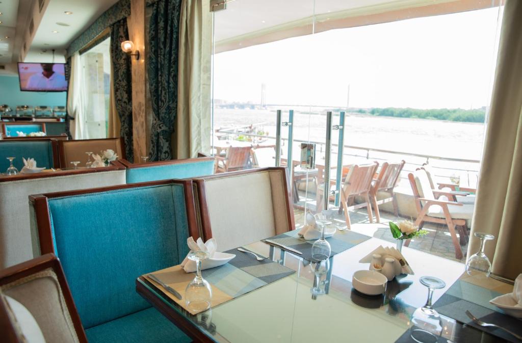 Výhled na řeku, která protéká v blízkosti hotelu