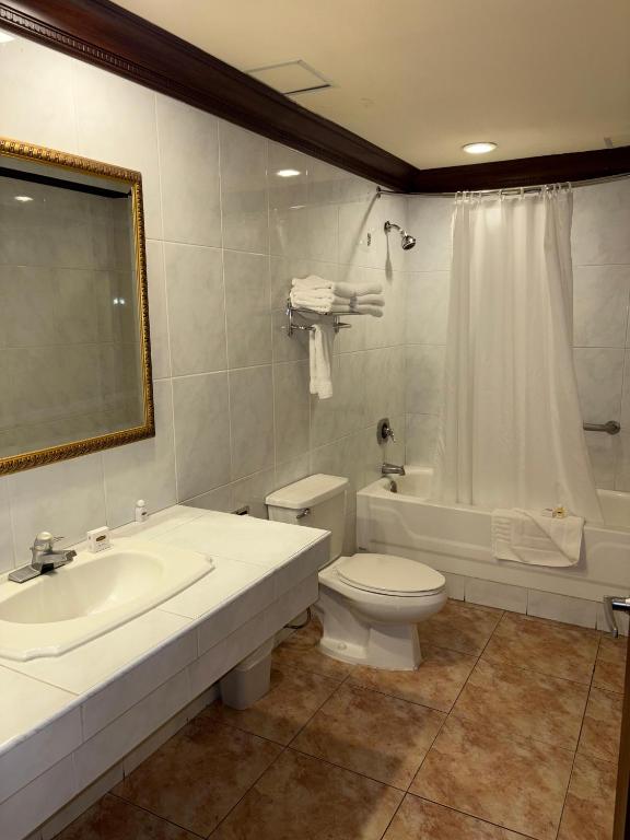 Koupelna v ubytování FLORENCIA PLAZA HOTEL