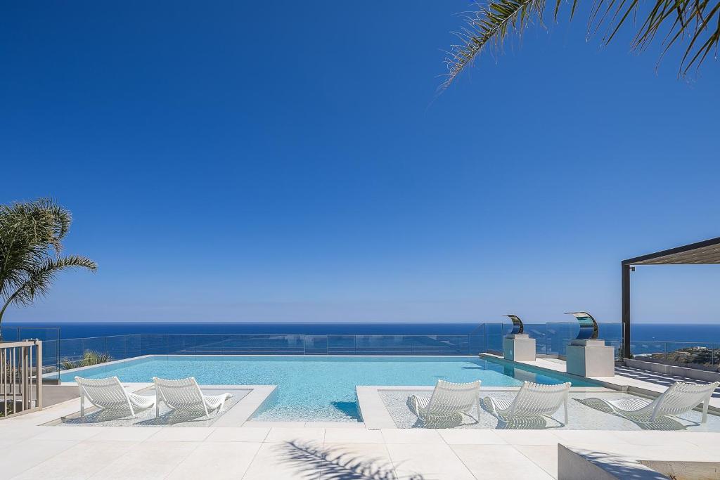Bazén v ubytovaní Villa Belle, Where Sea Views Meet Sunset Magic by etouri alebo v jeho blízkosti