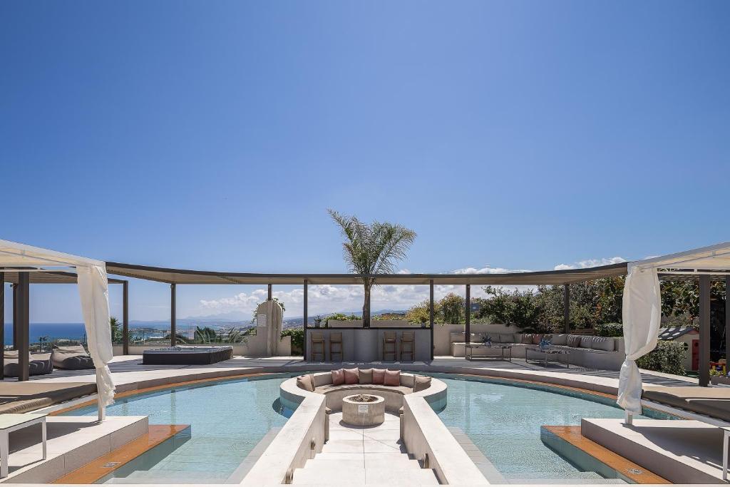 Bazén v ubytovaní Villa Belle, Where Sea Views Meet Sunset Magic by etouri alebo v jeho blízkosti