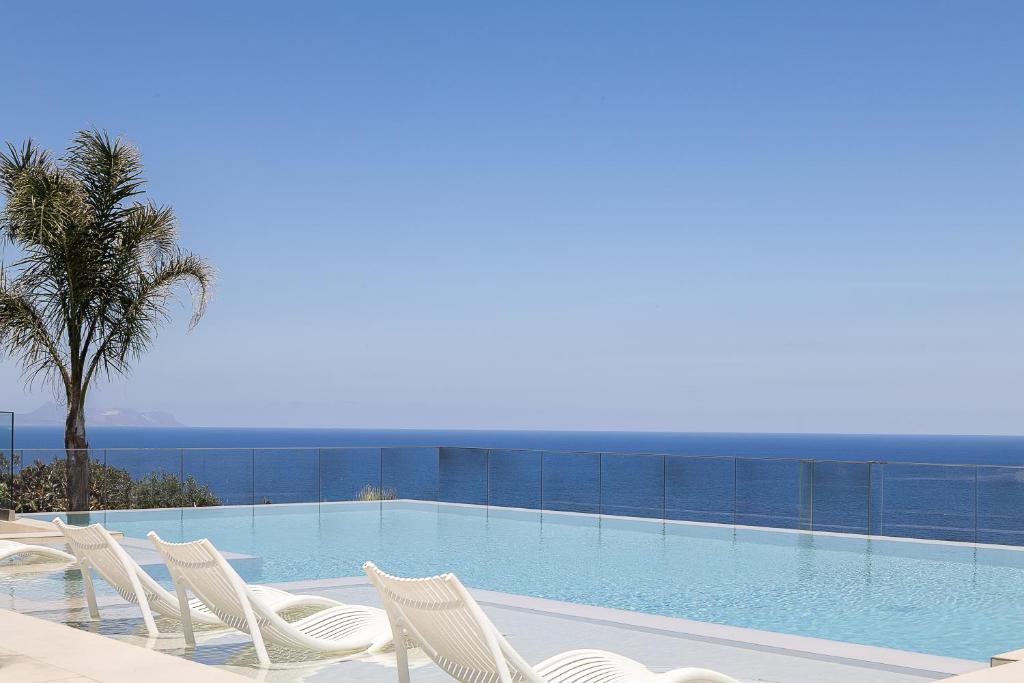 Bazén v ubytovaní Villa Belle, Where Sea Views Meet Sunset Magic by etouri alebo v jeho blízkosti