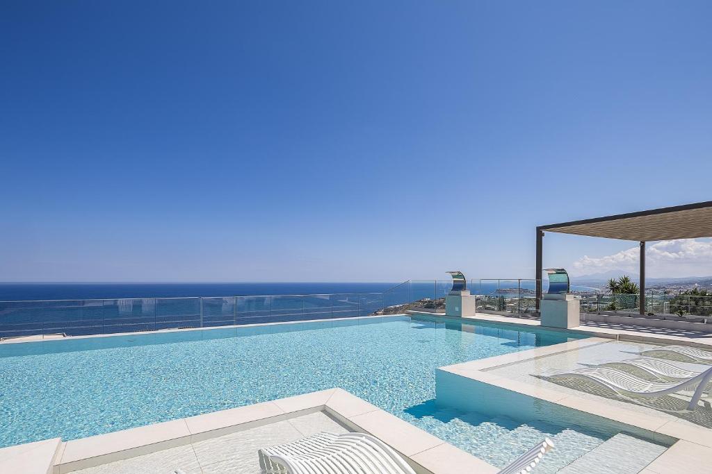 Bazén v ubytovaní Villa Belle, Where Sea Views Meet Sunset Magic by etouri alebo v jeho blízkosti