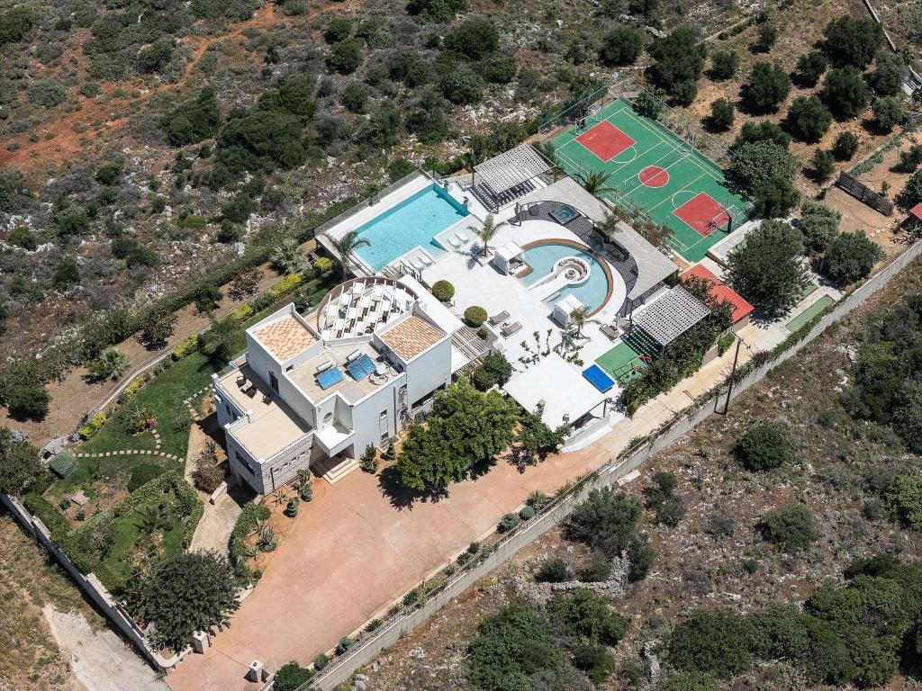 Bazén v ubytovaní Villa Belle, Where Sea Views Meet Sunset Magic by etouri alebo v jeho blízkosti