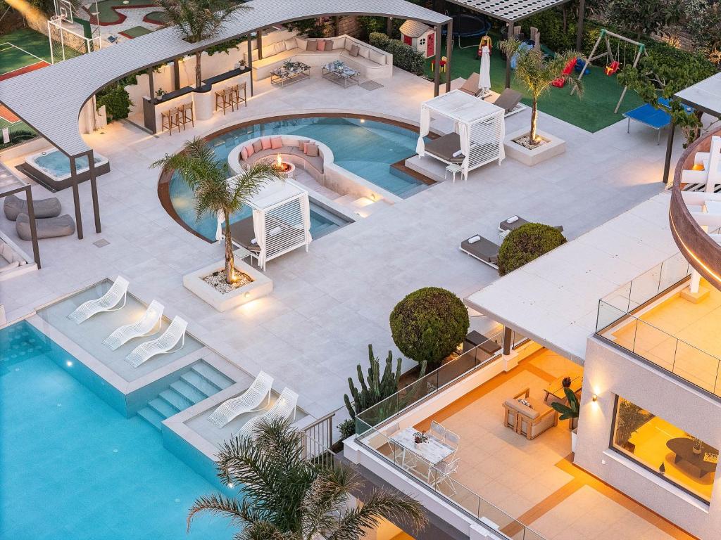 Bazén v ubytovaní Villa Belle, Where Sea Views Meet Sunset Magic by etouri alebo v jeho blízkosti