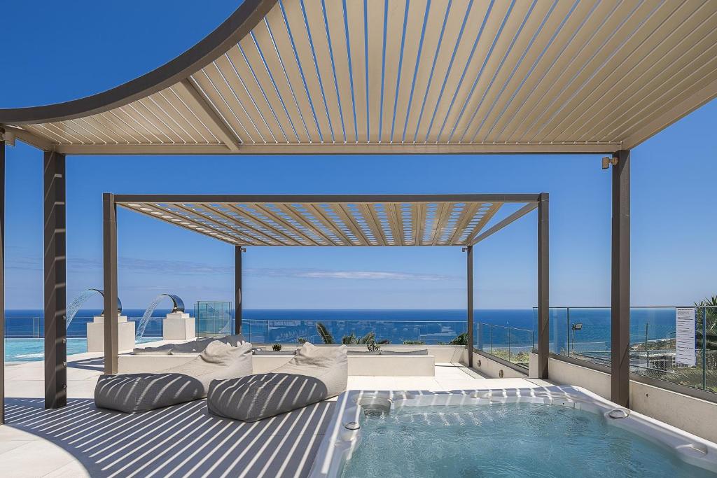 Bazén v ubytovaní Villa Belle, Where Sea Views Meet Sunset Magic by etouri alebo v jeho blízkosti