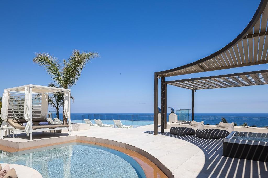 Bazén v ubytovaní Villa Belle, Where Sea Views Meet Sunset Magic by etouri alebo v jeho blízkosti