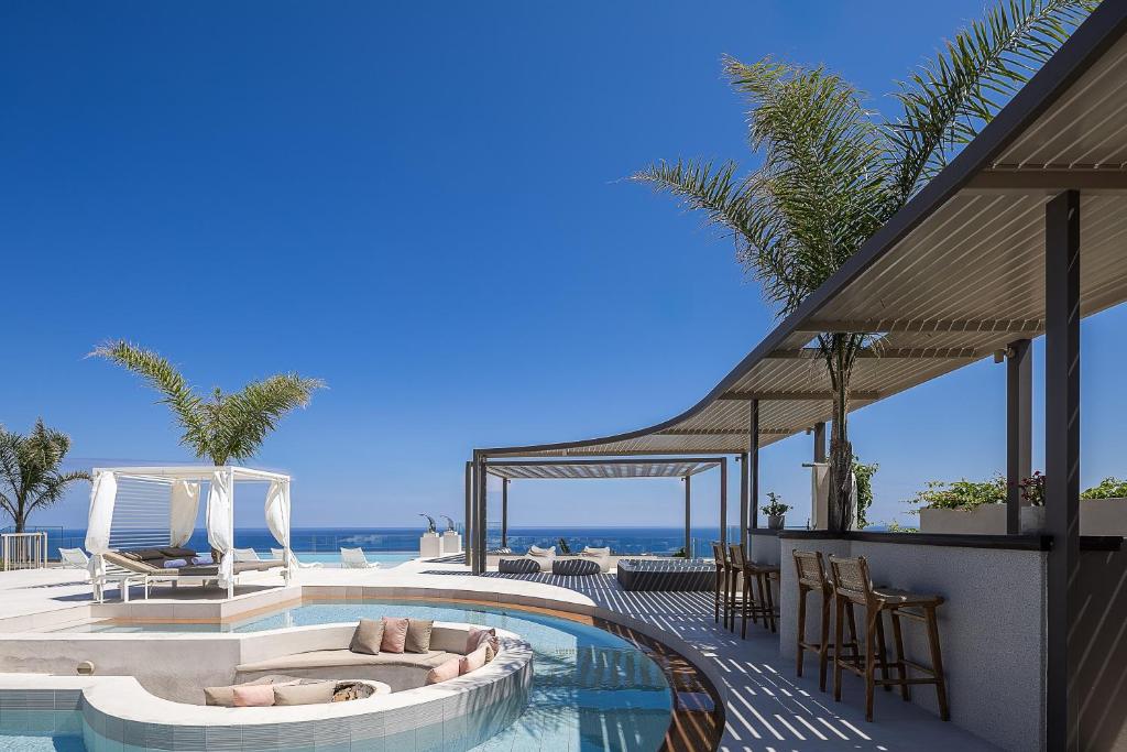 Bazén v ubytovaní Villa Belle, Where Sea Views Meet Sunset Magic by etouri alebo v jeho blízkosti