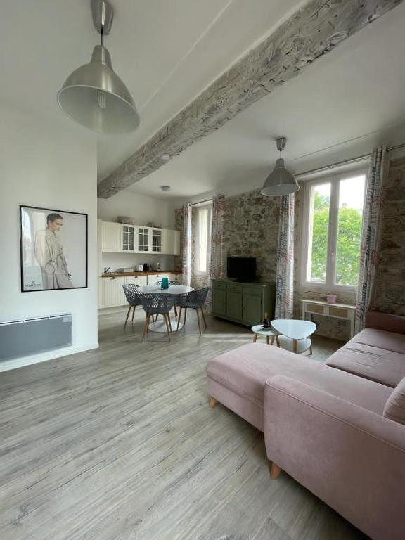 un salon avec un canapé rose et une table dans l'établissement Antibes Lovely apartment, à Antibes