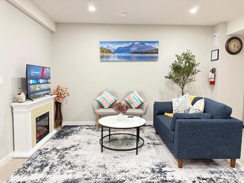 Una sala de estar con un sofá y un televisor. en Range View Retreat/2BR Suite, en Shepard