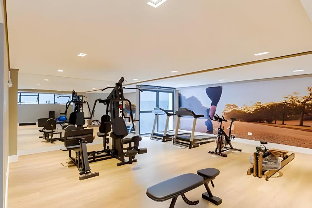 a gym with treadmills and exercise equipment in a house at NOViNHO, Lindo e Moderno C/ Ar Cond. in Curitiba