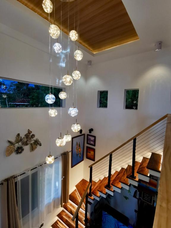 Posezení v ubytování Mt Kanlaon View in a Modern Loft Farmhouse