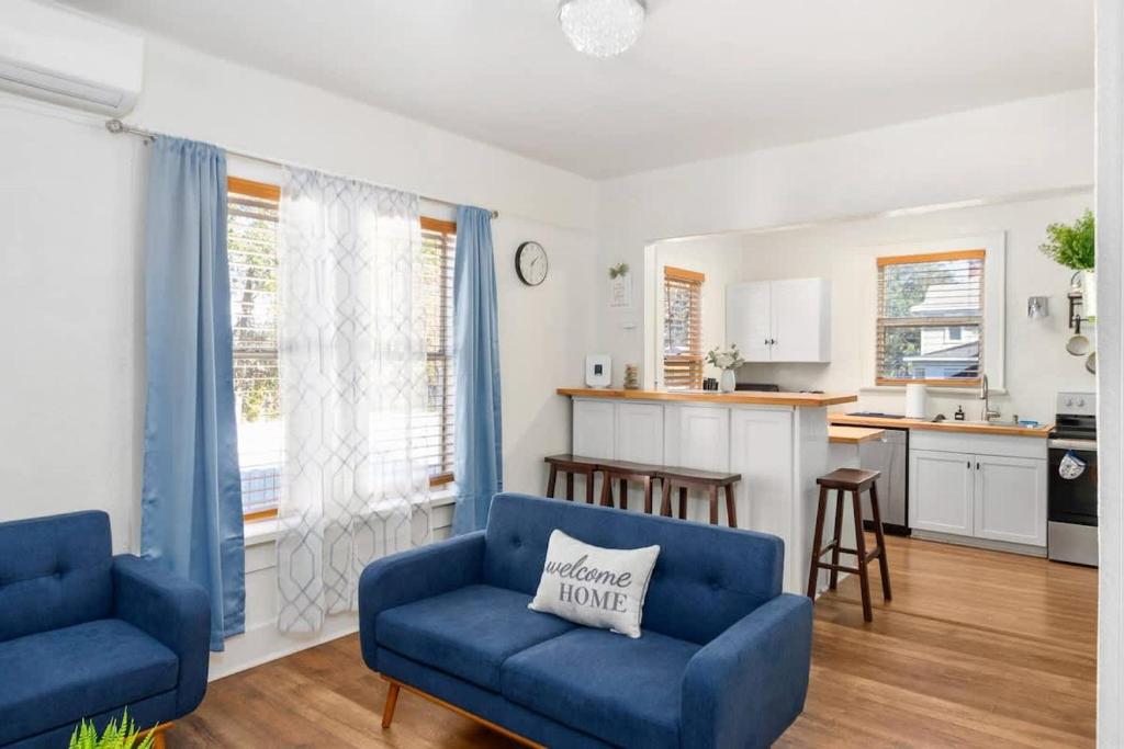 Η κουζίνα ή μικρή κουζίνα στο Charming 2-Bedroom Home Lakeland