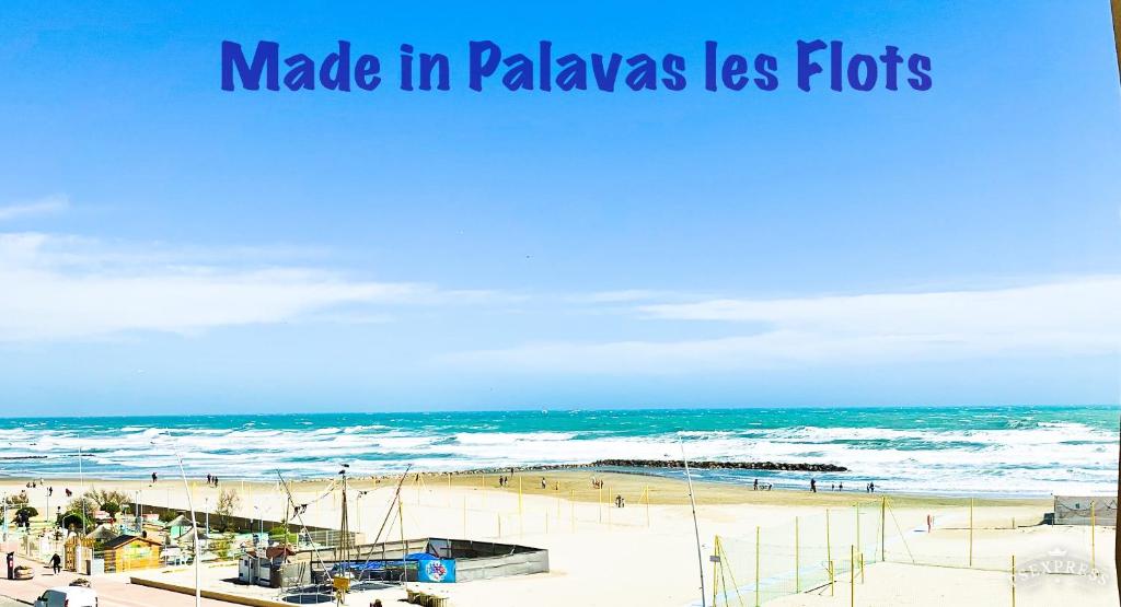 une plage avec les mots made in palmas las flots dans l'établissement OntheRise Studio & terrasse vue mer - Palavas Centre, à Palavas-les-Flots