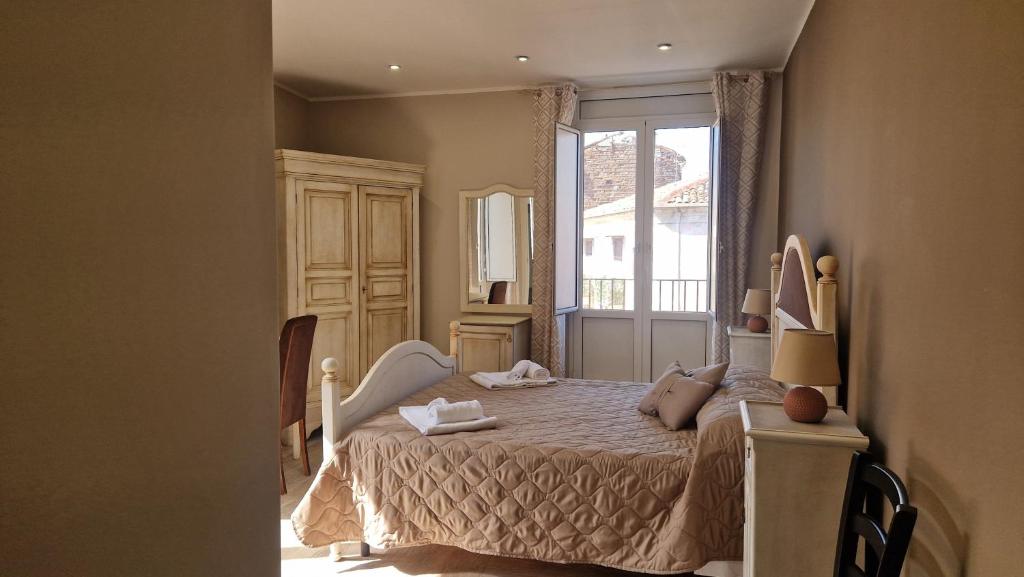 ein kleines Schlafzimmer mit einem Bett mit Fenster in der Unterkunft Giully's Rooms in Catania