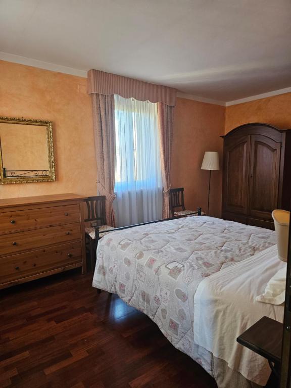 A bed or beds in a room at La Luna nel Borgo