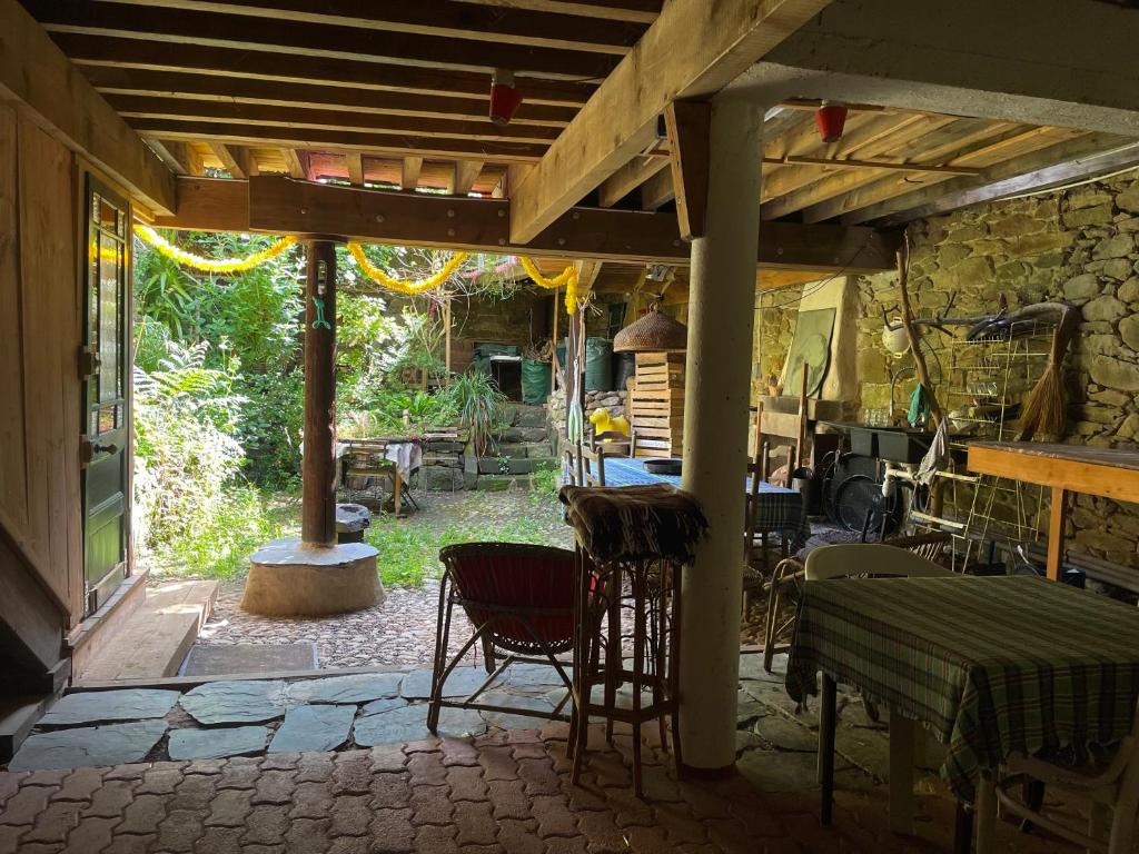 un patio avec une table et des chaises sur un patio dans l'établissement Cocon sur jardin, à Douarnenez