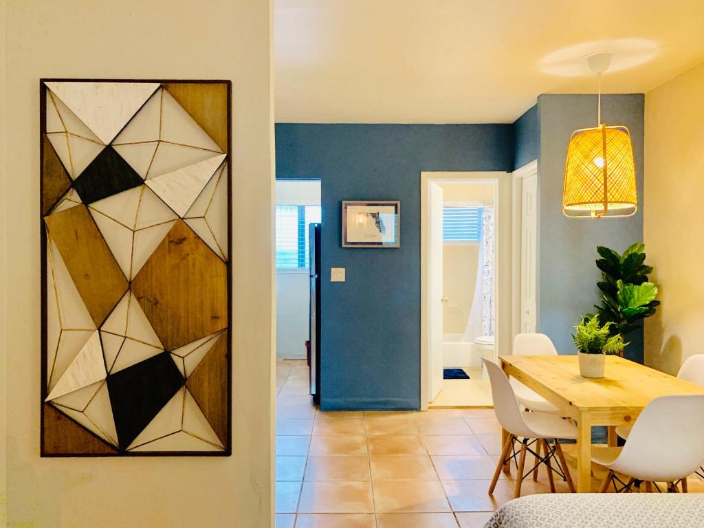 comedor con puerta de madera y mesa en Miami on the Beach Family Studio, en Miami Beach