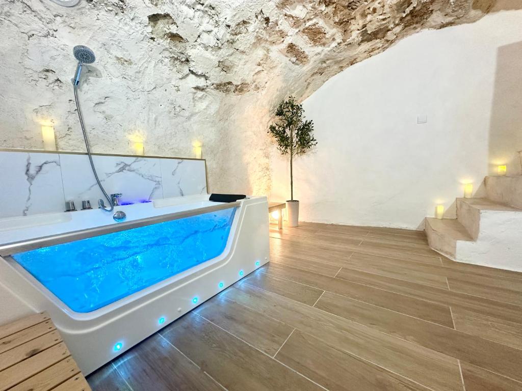 La salle de bains est pourvue d'une baignoire dans une grotte. dans l'établissement Cosy & Chill - Secret Suite au cœur de Cotignac, à Cotignac