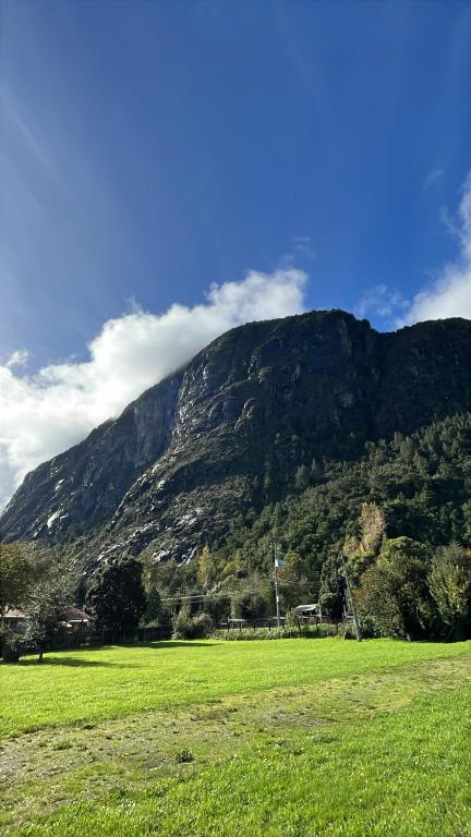 un champ vert avec une montagne en arrière-plan dans l'établissement Type A cabana located in llifen, à llifen