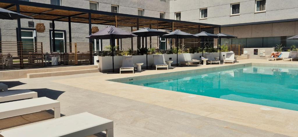 Piscina en o cerca de Vértice Sevilla Aljarafe