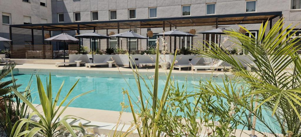 Piscina en o cerca de Vértice Sevilla Aljarafe