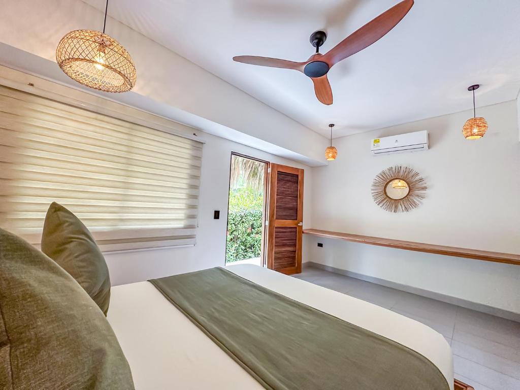 Ein Bett oder Betten in einem Zimmer der Unterkunft Huku Beach Hostel