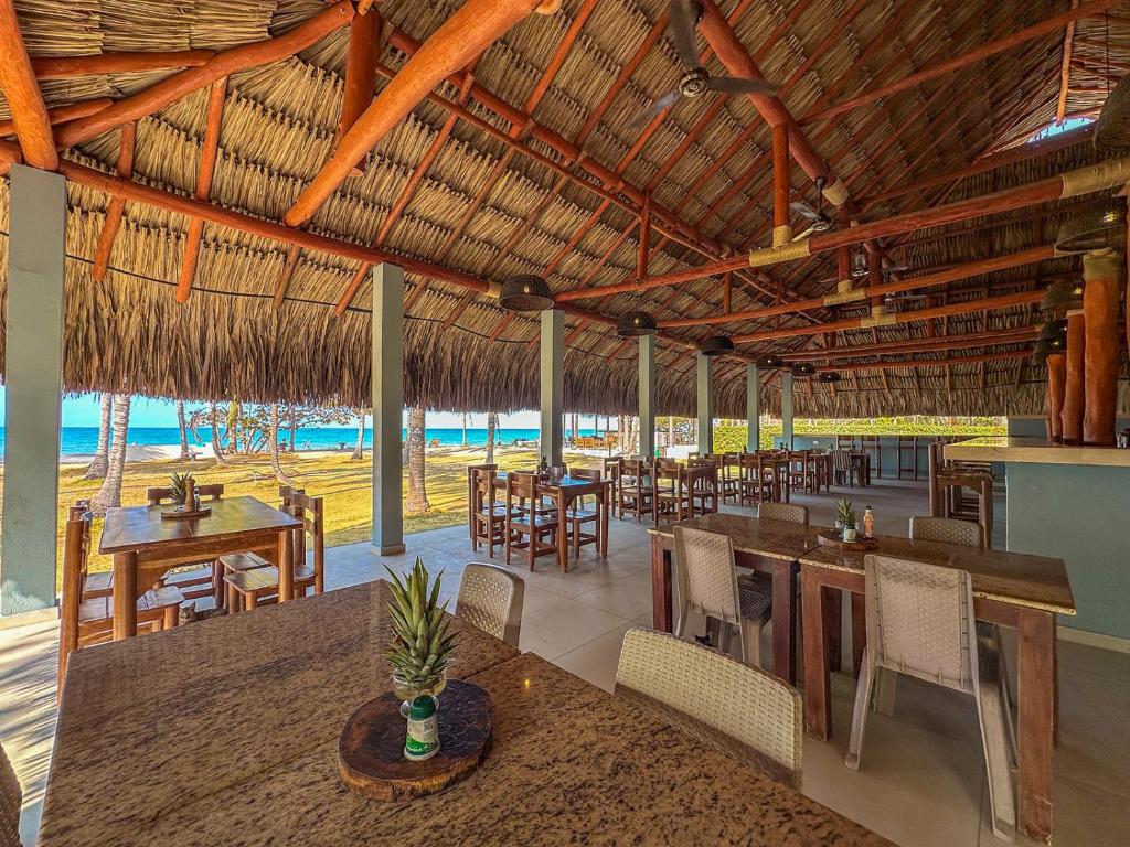 Ein Restaurant oder anderes Speiselokal in der Unterkunft Huku Beach Hostel 