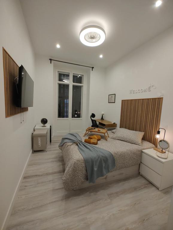 a bedroom with a bed and a flat screen tv at Washington habitación con comodidad y zonas compartidas Gran Vía-Madrid Temporal SBE104 in Madrid