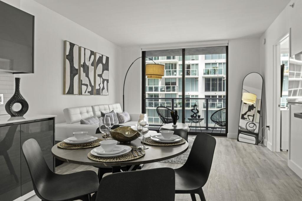 Ruang duduk di Luxurious 2Bedroom Apt Parking in Brickell.